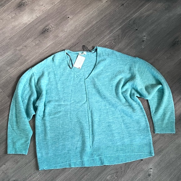 H&M blue v-neck sweater. Size - Picture 1 of 6